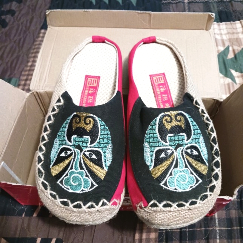 Oriental Slip on Rubber Soled Shoes Slippers New In Box